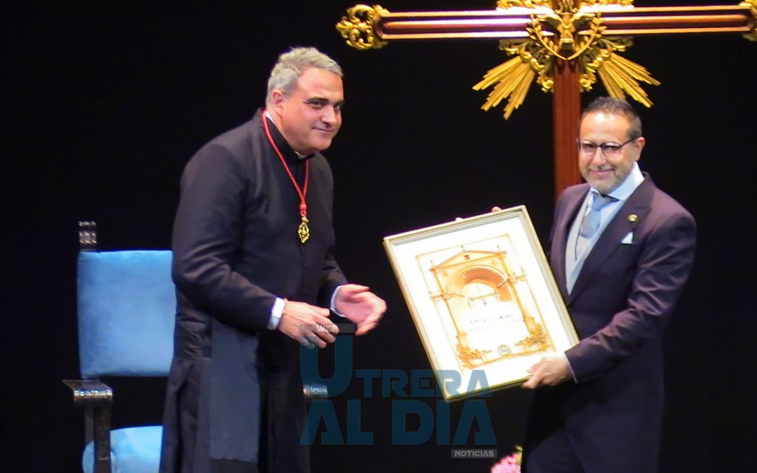 La Pasión de la Semana Santa según las palabras del pregonero Jesús Doblado llenó el teatro municipal (vídeo y galería)