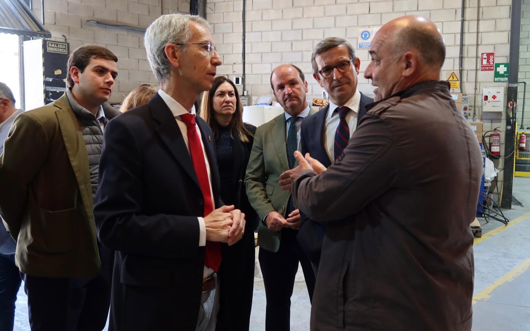 El alcalde de Utrera y el consejero de Industria visitan la empresa Squadra Electric