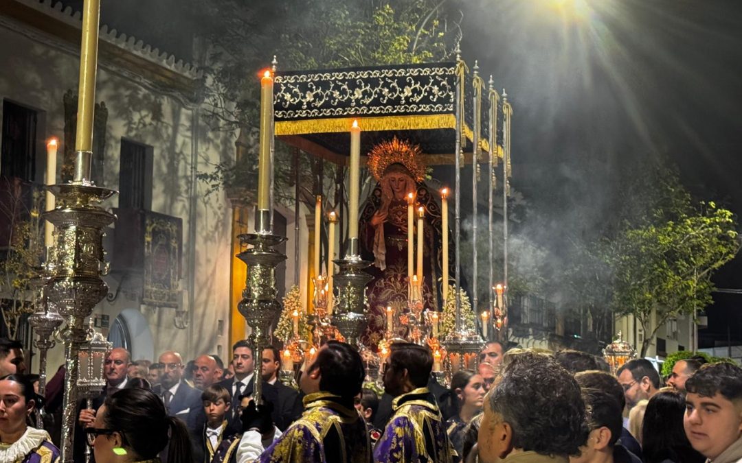 La Virgen de las Angustias recorrió el centro de Utrera en su Corona Dolorosa