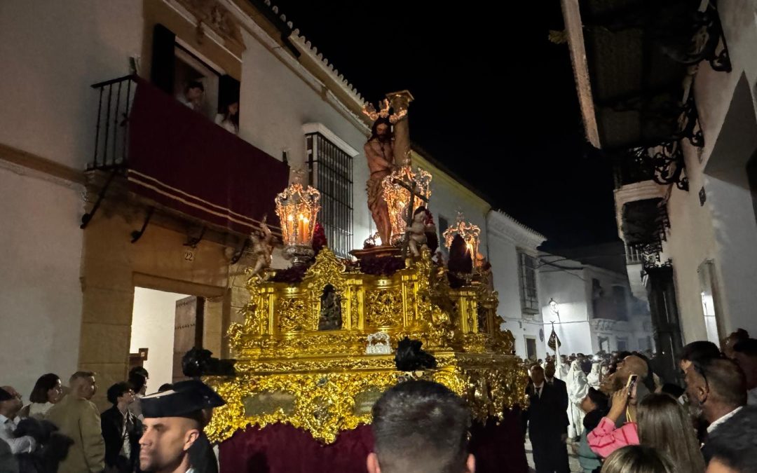 El Señor Atado a la Columna y la Virgen de la Paz brillan en su recorrido por Utrera (directo)