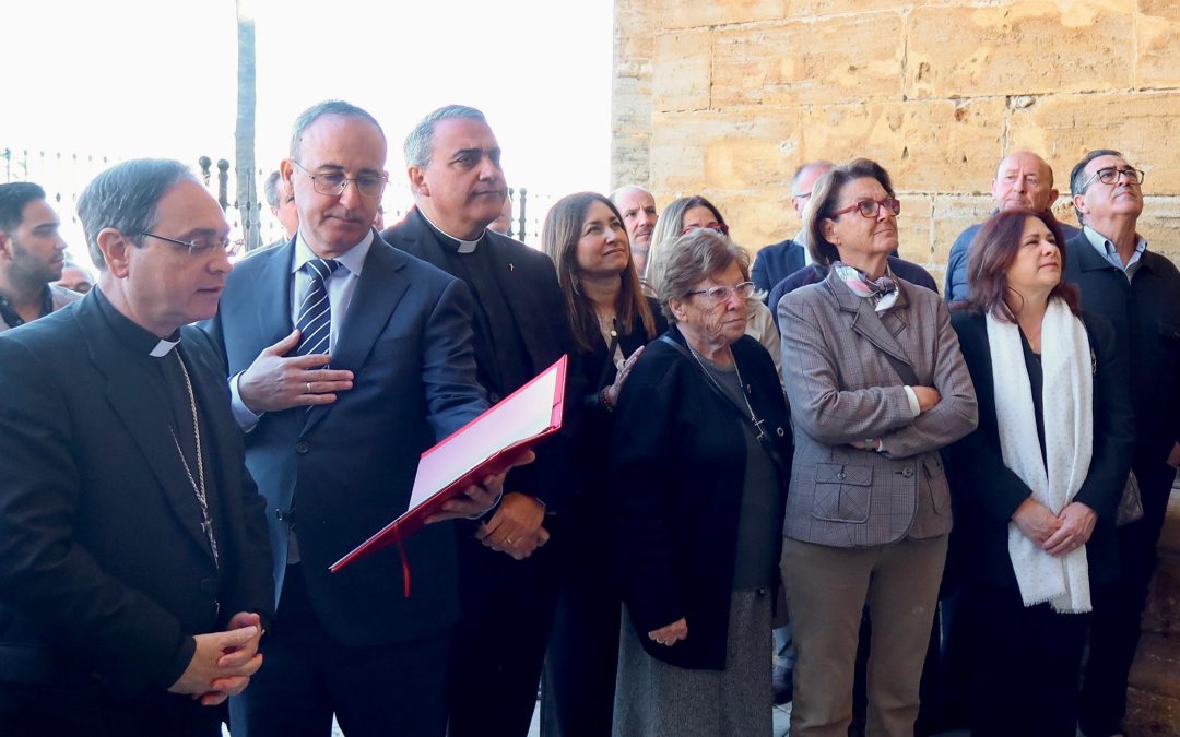 El obispo auxiliar de Sevilla bendice la Puerta del Perdón de Santa María de la Mesa en Utrera