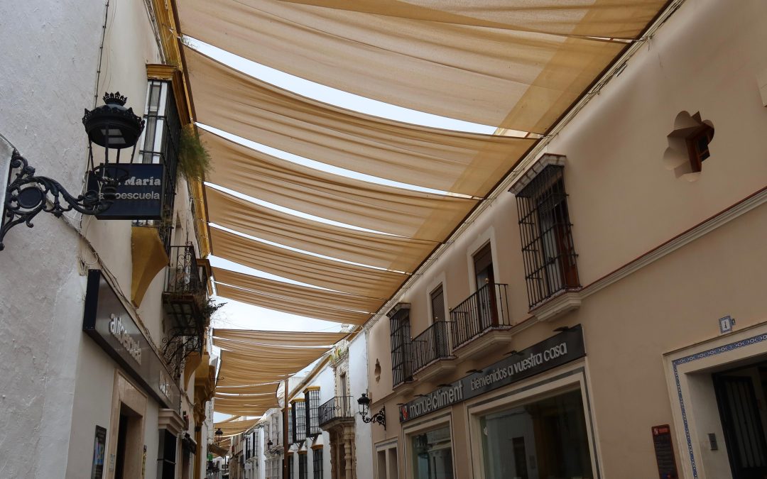 La delegación de Comercio instala los toldos de la calle Virgen de Consolación