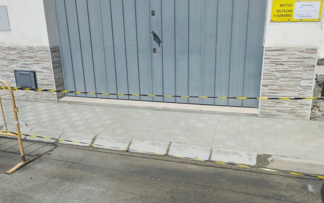 La delegación de Obras realiza mejoras en acerados, accesibilidad de espacios y reparación de alcorques