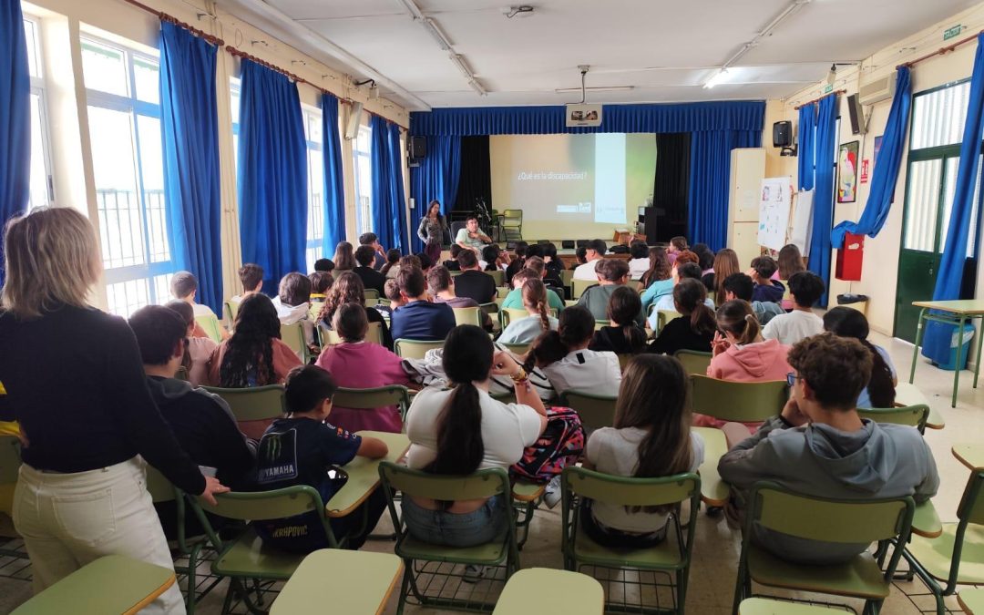 Apdis y el IES Ruiz Gijón sensibilizan sobre la movilidad reducida en una charla formativa para alumnos de 1º de ESO