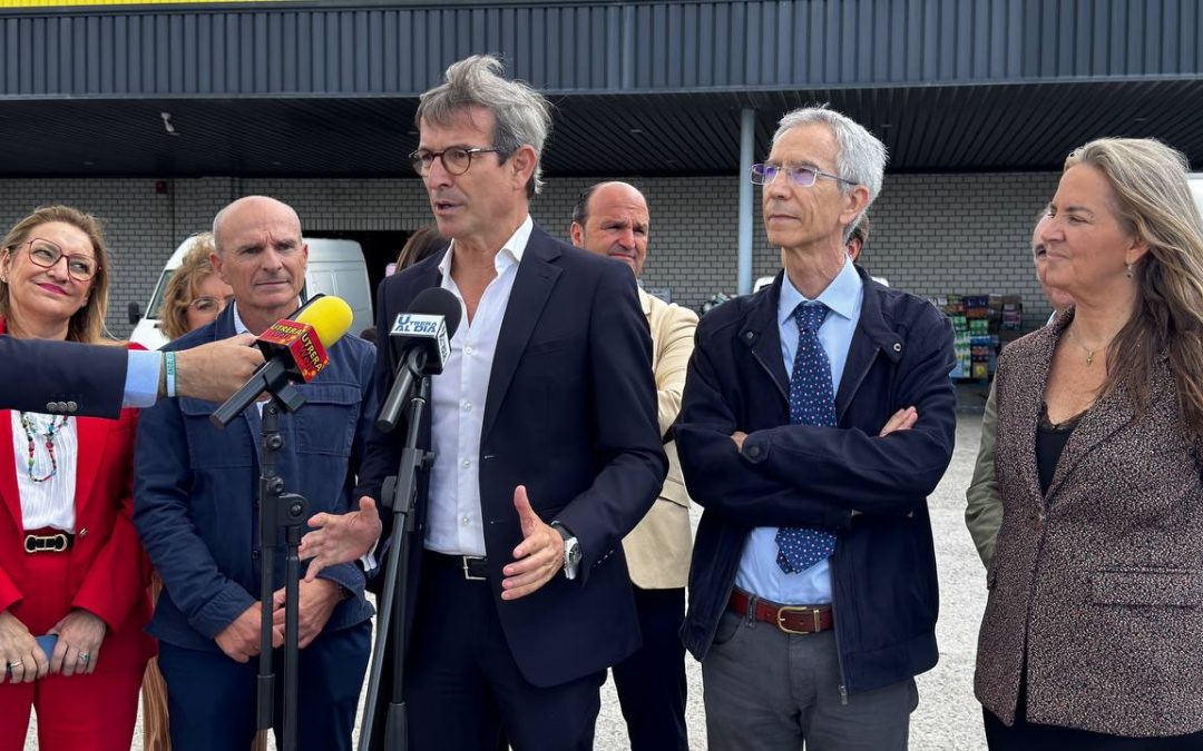 Jorge Paradela sitúa a Utrera como motor industrial en su visita a las instalaciones de «Hermanos Ayala» (vídeo)