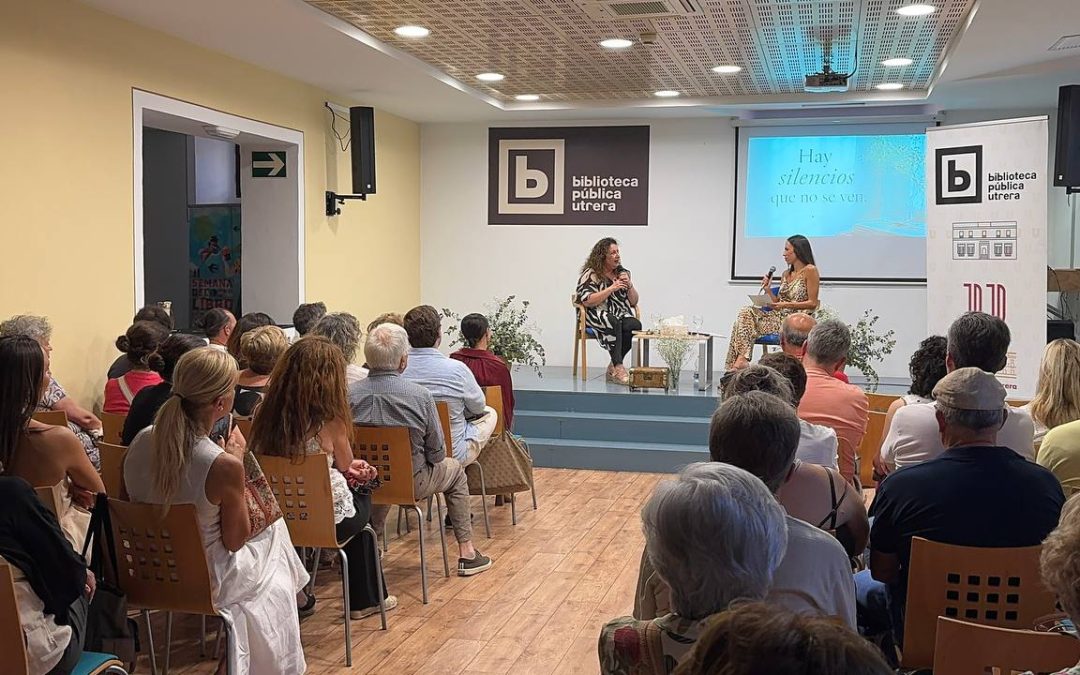 Consolación Guerrero presenta en Utrera su primera novela ‘Olvidé recordar’, una obra sobre la superación del trauma (vídeo)