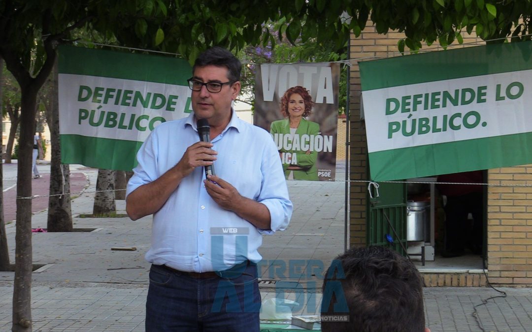 El PSOE de Utrera pide el voto para «defender lo público» en las urnas durante una charla en El Tinte (vídeo)