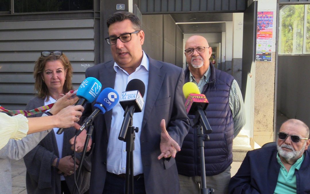 El PSOE denuncia el “abandono” sanitario de Utrera y propone un plan para reducir listas de espera (vídeo)