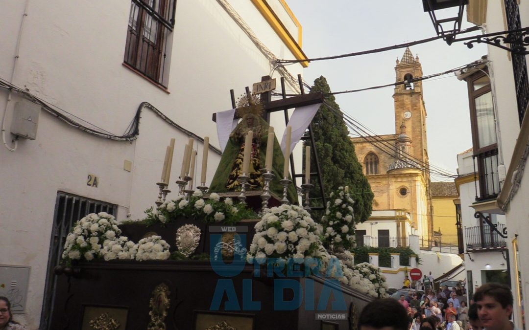 Una pequeña réplica de la Macarena de Sevilla protagonizó la Cruz de Mayo de la Hermandad Redentor Cautivo (vídeo y galería)