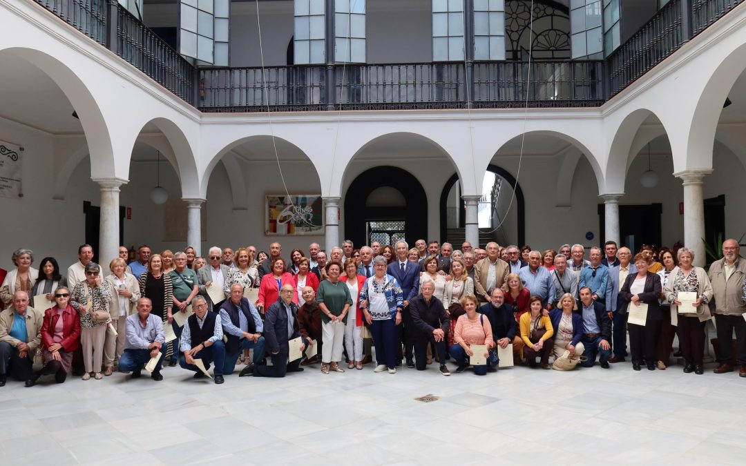 El Salón de Plenos acoge el acto de clausura del curso 2025/2026 del Aula de la Experiencia (vídeo)