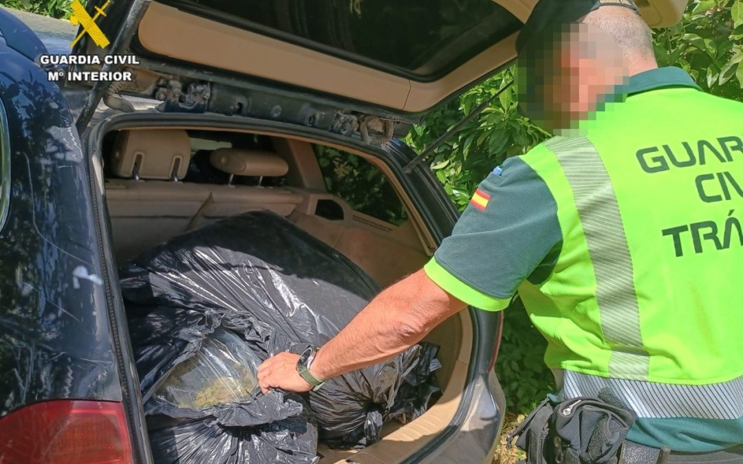 La Guardia Civil de Utrera detiene a un conductor que transportaba 38kg de marihuana