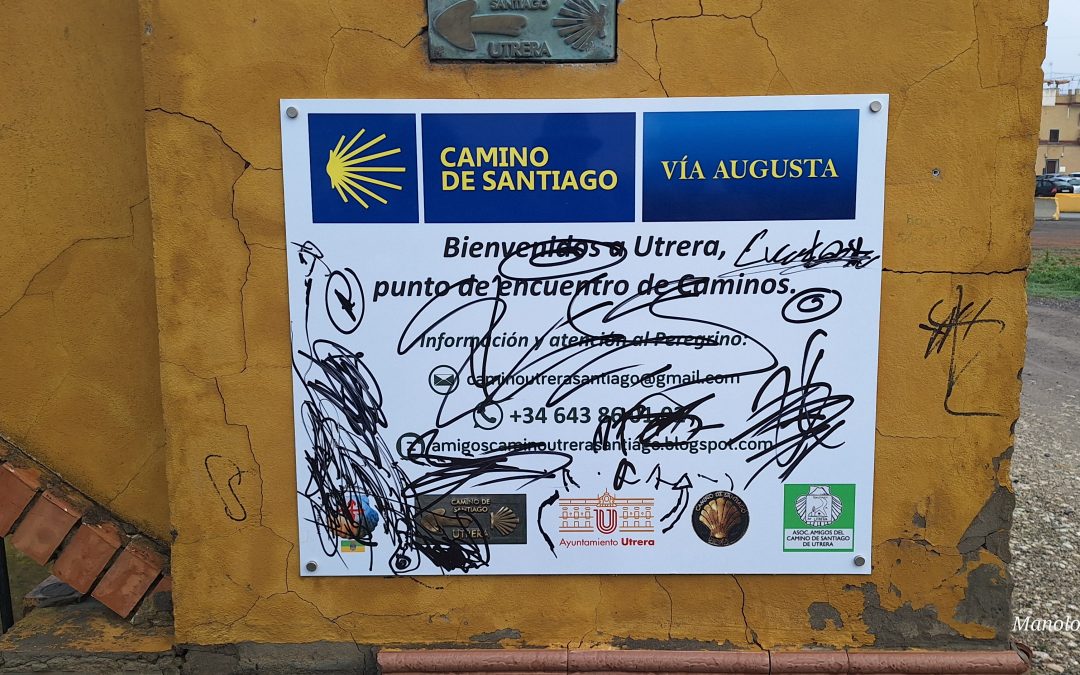 Vandalizan la señalización de la Vía Augusta a su paso por Utrera y roban una placa para peregrinos