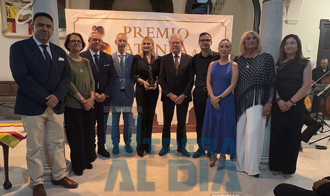 La soprano Ainhoa Arteta recibe ilusionada el V Premio Atenea en Utrera (vídeo y galería)