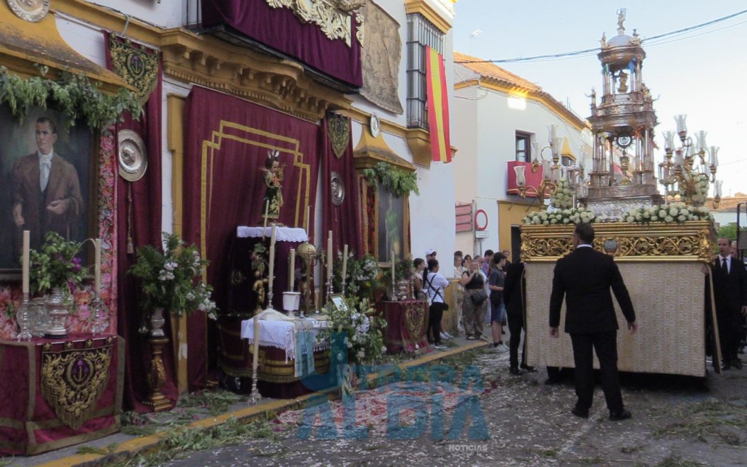Cinco pasos configuraron la salida procesional del Corpus Christi de Santiago el Mayor este domingo (vídeo y galería)