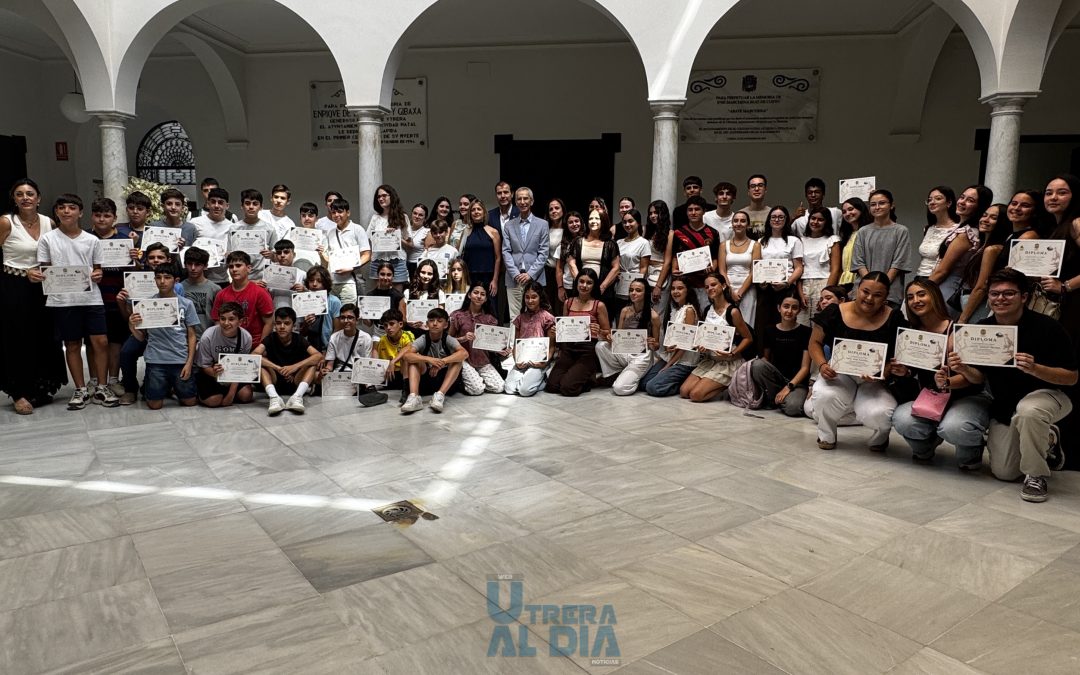 El ayuntamiento homenajea al alumnado del IES Ruiz Gijón por su trabajo científico presentado en Madrid «Mosquito Alert» (vídeo y galería)