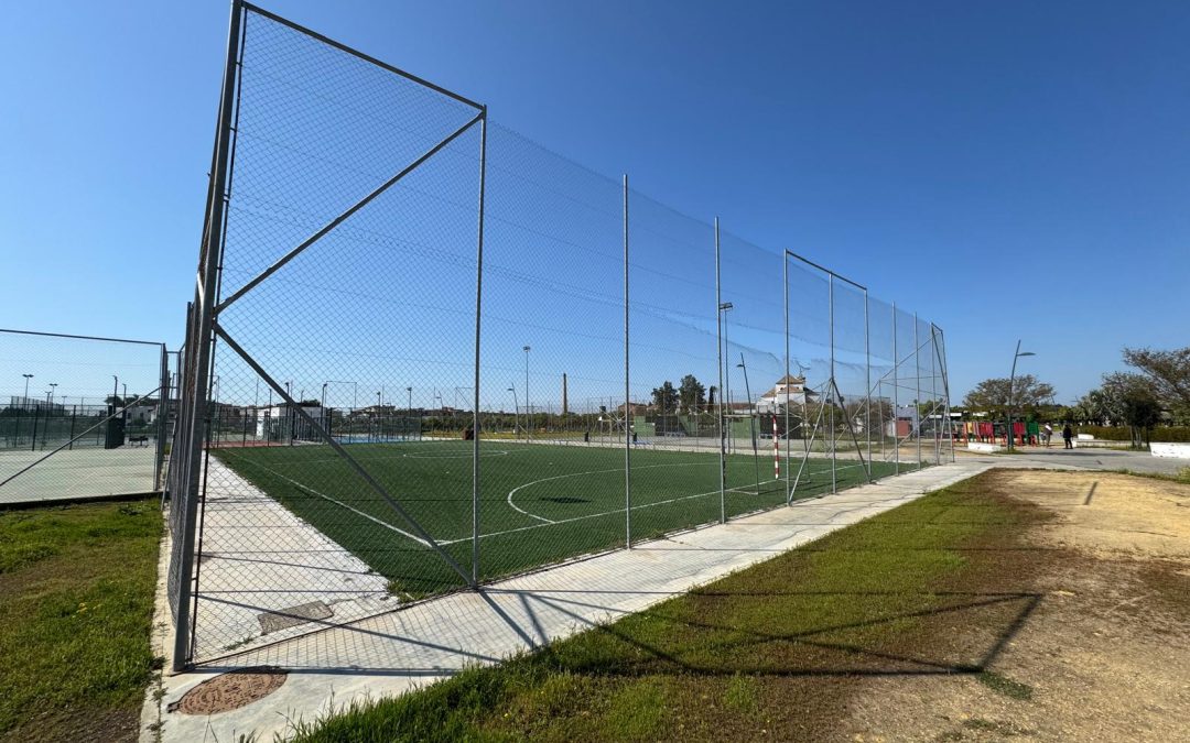 El Ayuntamiento de Utrera adjudica la reposición del césped de las pistas de fútbol del Parque V Centenario