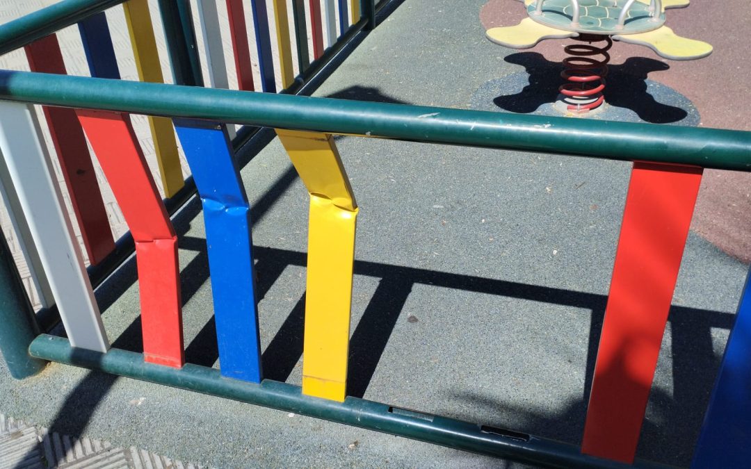 El Ayuntamiento denuncia destrozos en el parque infantil de Los Descubridores
