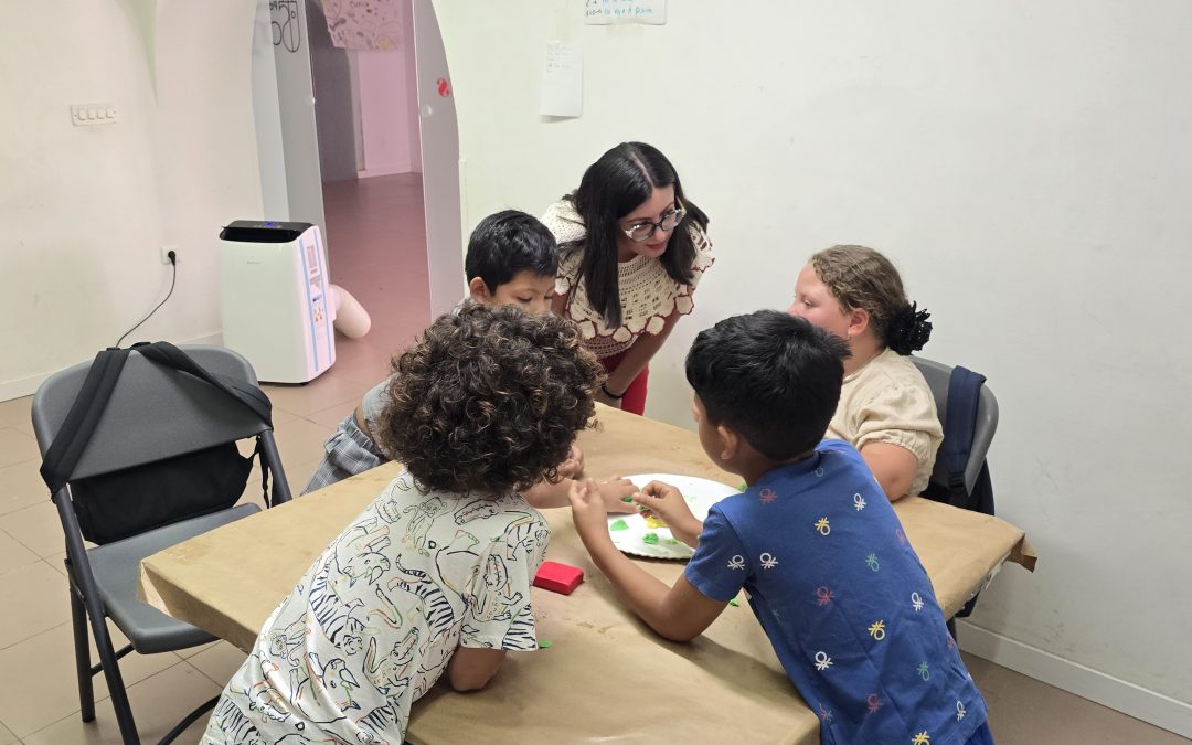 La delegada de Inclusión Social, María Luisa Cava, visita las Escuelas de Verano de la Asociación de Mujeres de Santiago el Mayor en Utrera