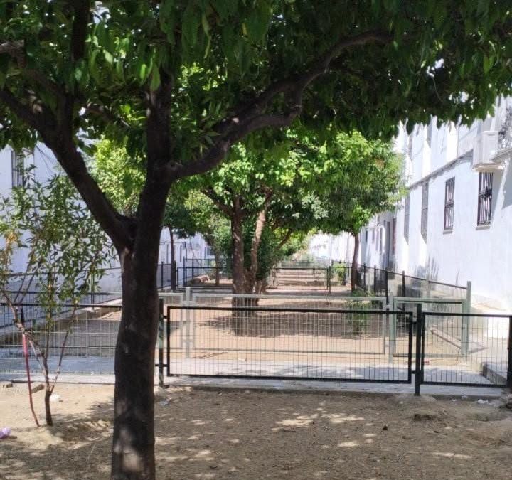 La delegación de Parques y Jardines acomete una actuación integral de limpieza en la barriada de La Paz