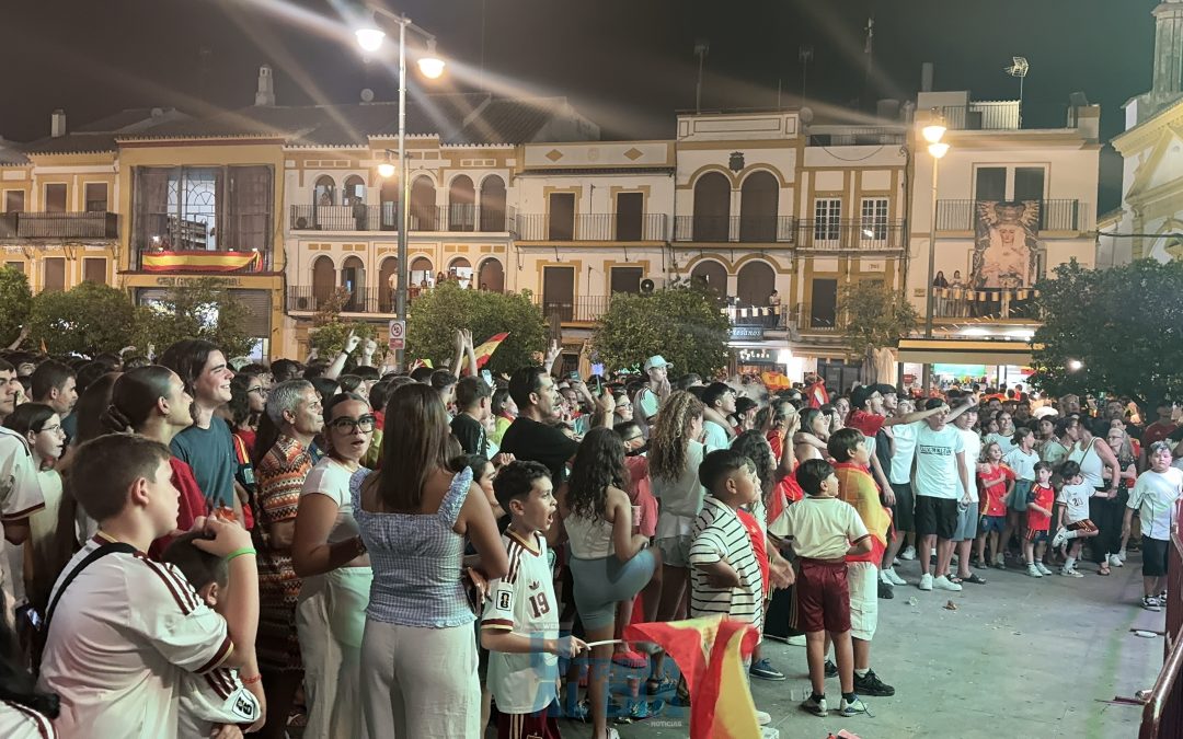 Utrera celebra eufórica la victoria de «La Roja» en la semifinal del mundial proyectada en la Plaza del Altozano (vídeo)
