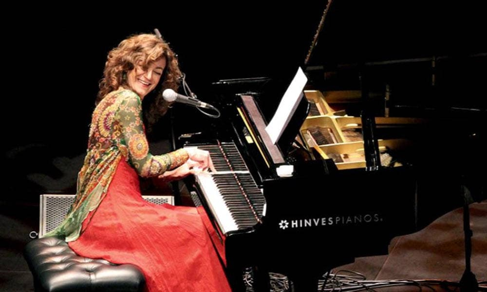 Carmen París lleva su íntimo espectáculo ‘París al piano’ a las Noches del Castillo de Utrera