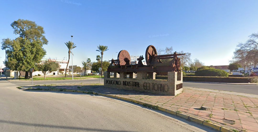 El Ayuntamiento inicia esta noche el asfaltado de la rotonda del polígono industrial El Torno