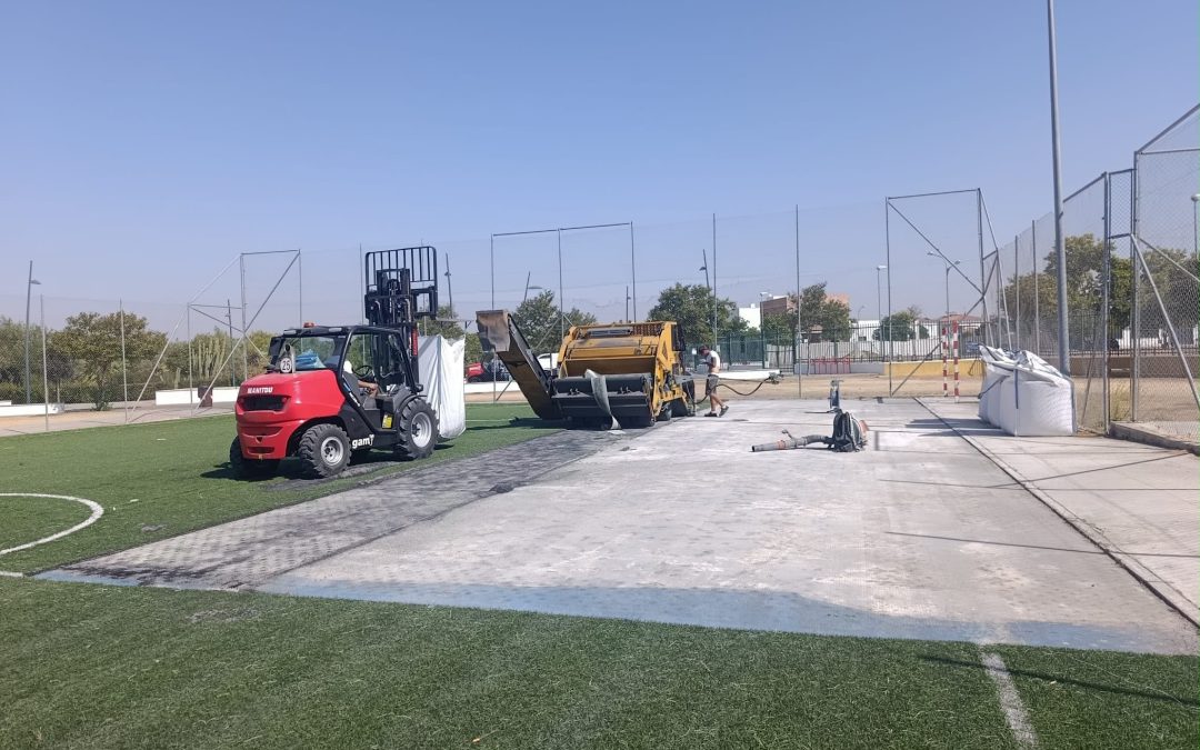Deportes renueva el césped artificial de las pistas de fútbol del Parque V Centenario