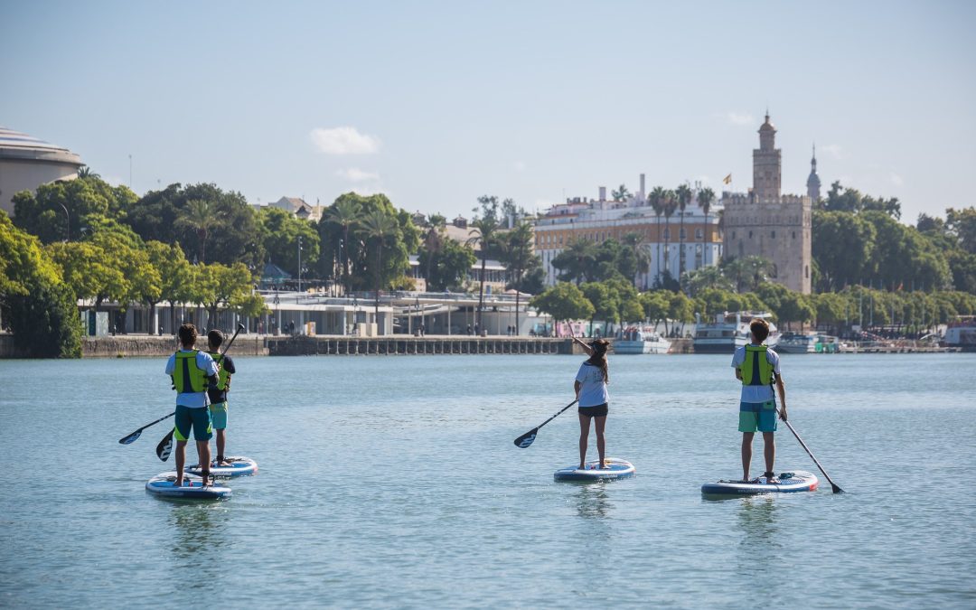 El Ayuntamiento de Utrera organiza una actividad gratuita de pádel surf en el Guadalquivir para jóvenes de 12 a 16 años