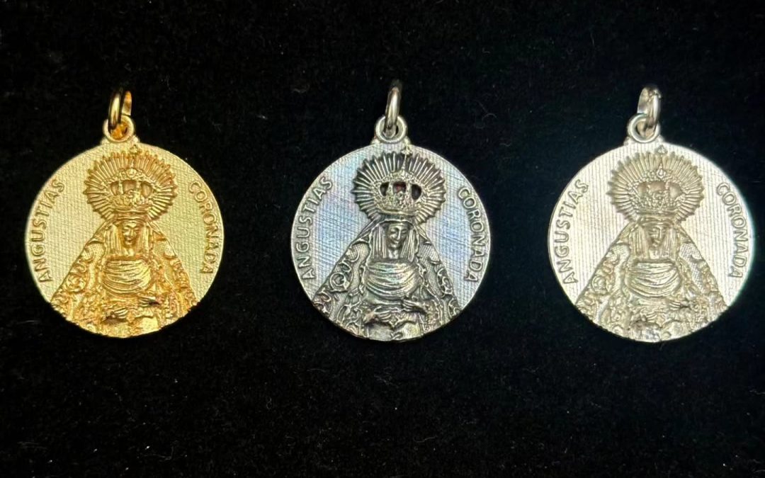 La Hermandad de Jesús Nazareno vende medallas conmemorativas de la Coronación Canónica de la Virgen de las Angustias