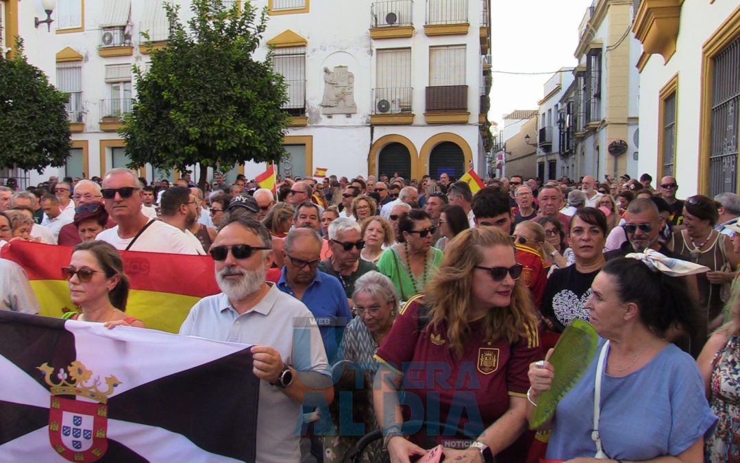 Utrera muestra su respaldo a Ceuta en un acto institucional y ciudadano en las puertas del ayuntamiento (vídeo)