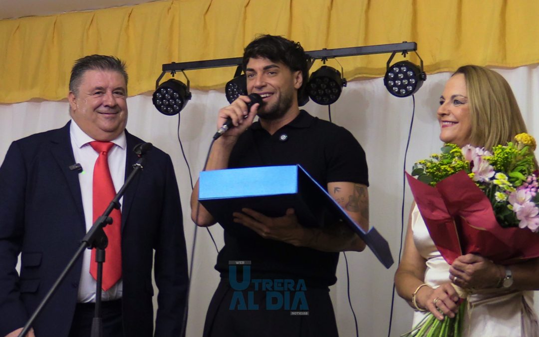 El utrerano Montoya recibe un emotivo y cariñoso homenaje en la caseta Peña Matute-Sánchez (vídeo)