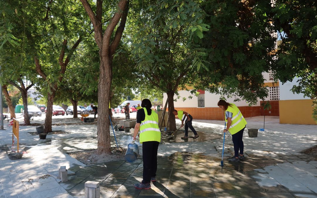 El consistorio da a conocer las mejoras en acerados y espacios públicos de Utrera con los trabajos del PFEA