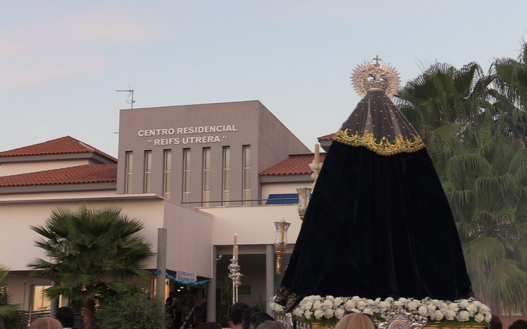 La Virgen de la Amargura realizó su tradicional visita al geriátrico alargando su estancia debido a la lluvia (vídeo y fotos)