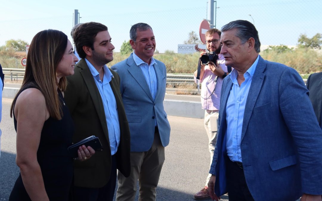 El consejero de emergencias Antonio Sanz supervisa en Iturri Utrera la fabricación de las nuevas unidades móviles