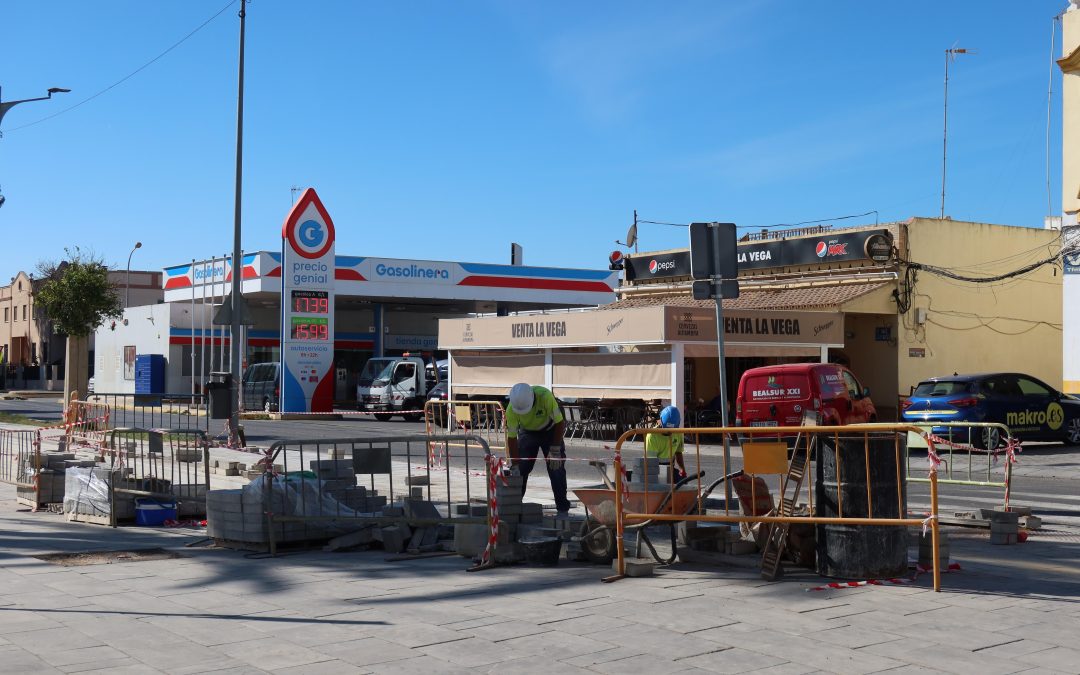 El alcalde visita las obras de La Vereda para comprobar el avance de su remodelación y acondicionamiento