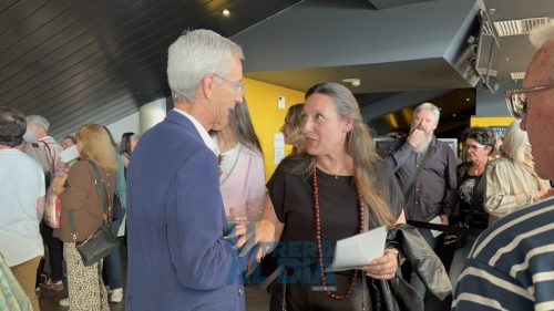 photo 5861712232927315581 y