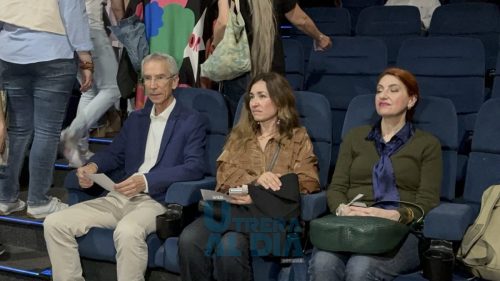 photo 5861712232927315584 y