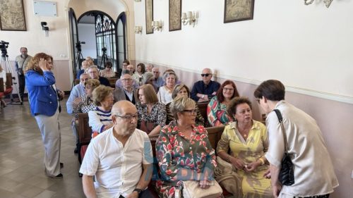 photo 5861712232927315599 y